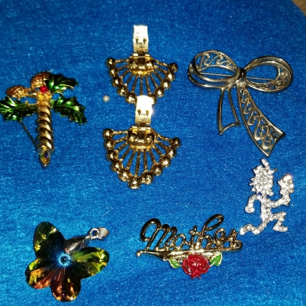 7  Pieces of Estate pins 2 lapel Pins, 3 Broochs e